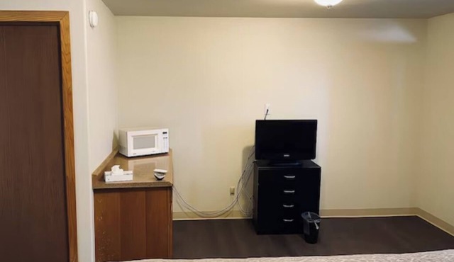 2 Affordable Rooms Perfect for Short Visits - Borge Park Complex - 1.1 miles