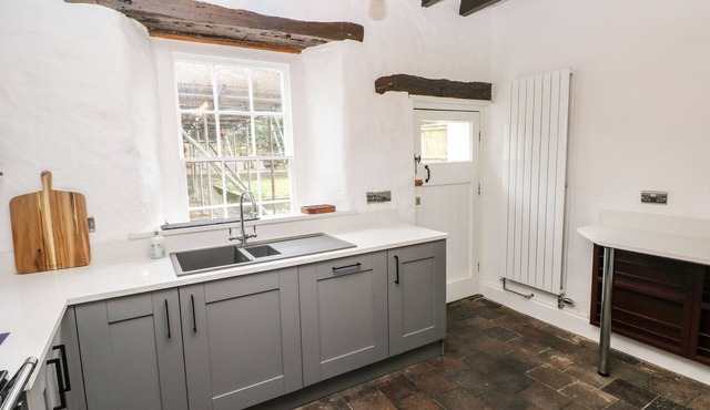 2 ASHGROVE, pet friendly, character holiday cottage in Dinas Cross