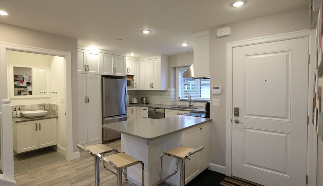 2 bd, 1.5 bathroom cottage at Vancouver Traveller B&B