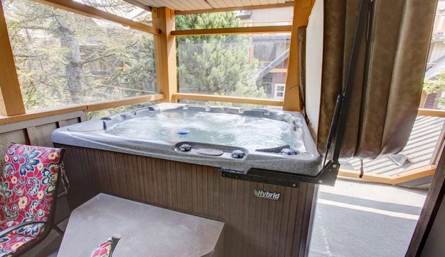 2 BDM 2 BATH Private hot tub. King Bed. 2 twins. (No bunks) Free Parking. A/C