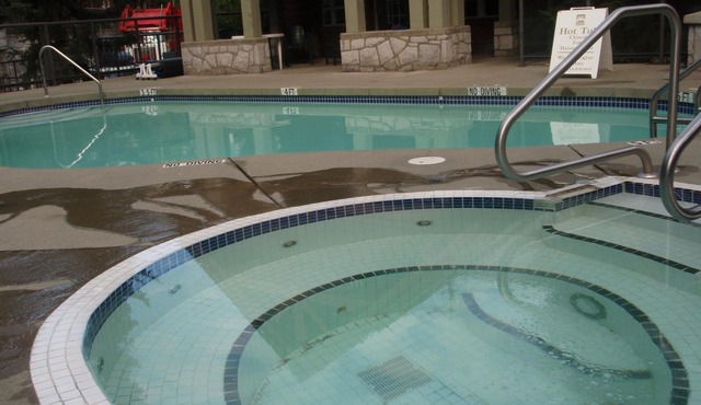 2 BDM 2 BATH Private hot tub. King Bed. 2 twins. (No bunks) Free Parking. A/C