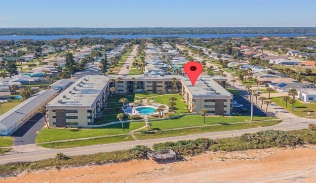 2 bdrm condo, Ormond Beach steps from the beach, views from all windows, AC WIFI