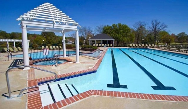 2 BDRM HISTORIC POWHATAN NEAR BUSCH GARDENS INDOOR OUTDOOR POOLS HOT TUB SPA