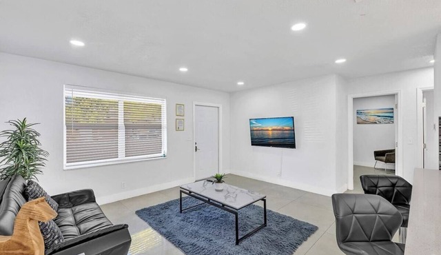 2 Bdrm Modern House Mins From Beach & Casino HB1