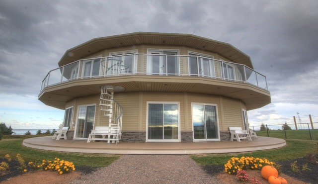 2 BDRM OCEAN/BEACH FRONT ROTATING CONDO!