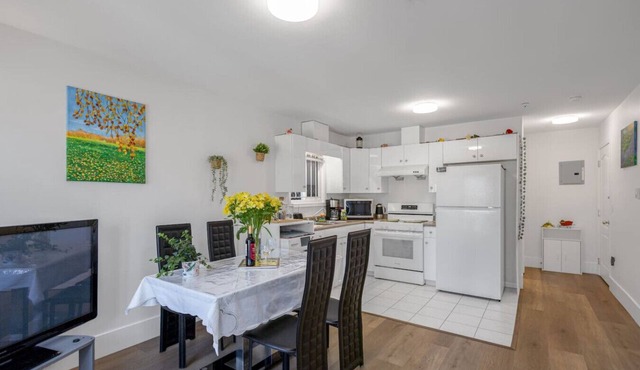 2 Bds suite beautiful Yard near PNE