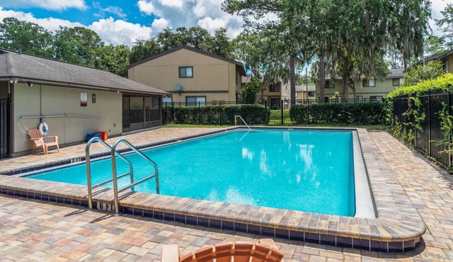 2 bed/1.5 bath | Close to Shopping Plazas + POOL!