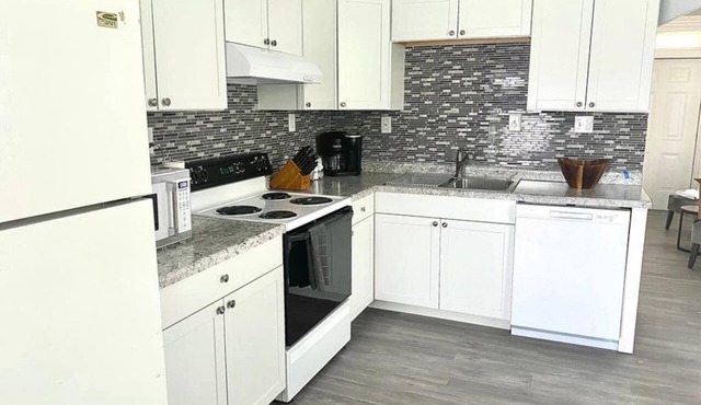 2 bed /1.5 bath - Sleeps 6 -Comfy Hamilton home