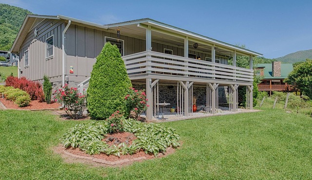 2 Bed 2 Bath Close to Town Spectacular Views Paved Covered Parking WIFI
