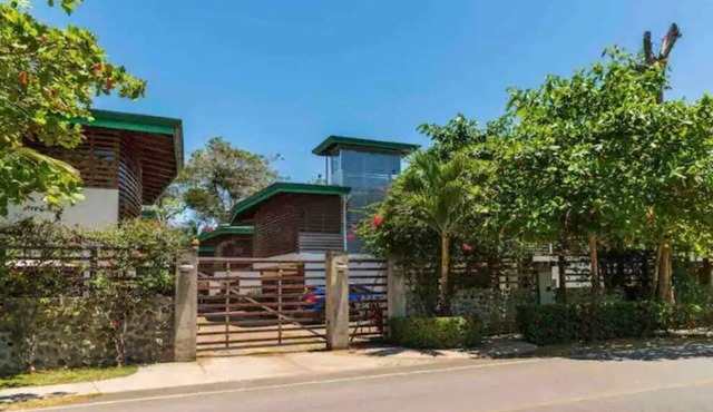 2 bed/2 bath condo- walk to Playa Bejuco- 10am check-in