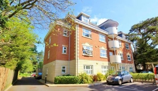 2 Bed/2 Bath Contemporary apartment. Close to beach, Lift access & Parking 4*