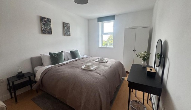 2 bed - 2 bath, gated parking, M62 J27