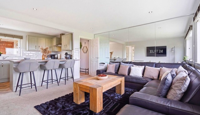 2 Bed 2 Bath Luxe Apartment in Hampton in Arden