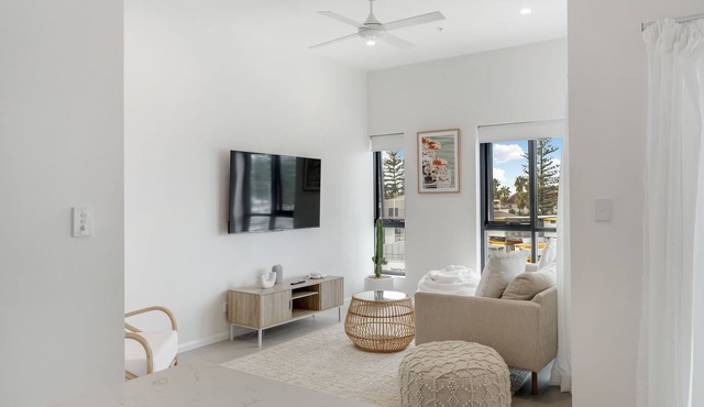 2 Bed, 2 Bath Ocean View Apt! Parking, 250m to Beach
