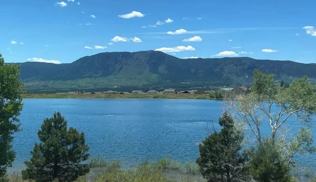 2 bed/2 bath suite w/lake & mountain views, 10 min. from Colo. Springs & USAFA