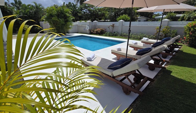 2 bed 2 bath with Private Pool - Close to All Amenities!