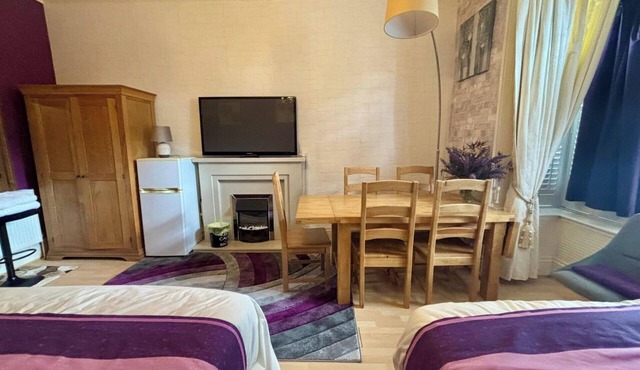 2 Bed Apartment-Sleeps 7-Free Parking