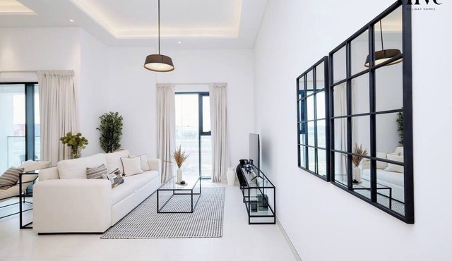 2 Bed Apt in 7 by Aurora 104