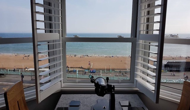 2 Bed Apt - Sea Views, Seafront Location & Parking