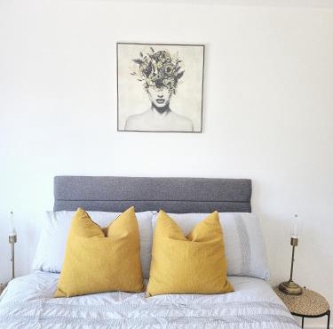 2 Bed Balcony Apt-Free Parking-Ideal for Work or Leisure