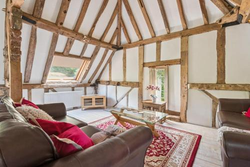 2-Bed Barn Escape, Private Drive and Gardens - By Tempstay