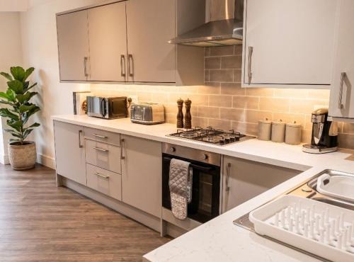 2 Bed Bungalow - Parking - New Build - High End Furnishings - Wheel Chair Accessible - Large Enclosed Garden - Dog Friendly