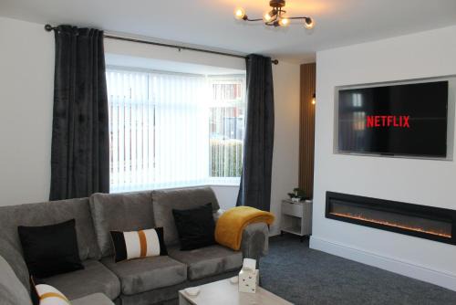 2 Bed Contractor House in St Helens - Free Parking - Wifi