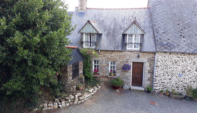 2 Bed Cottage. Sleeps 5. 30 minutes from Mont St Michel