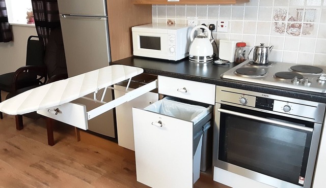 2 Bed Cottage - Sleeps 6 - Parking - Wifi
