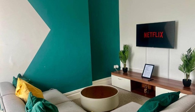 2 Bed Flat - Sleeps 5 - Pets - Parking - Wifi