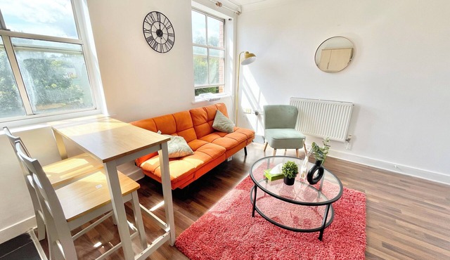 2 Bed Flat - Sleeps 4 - Parking - Wifi