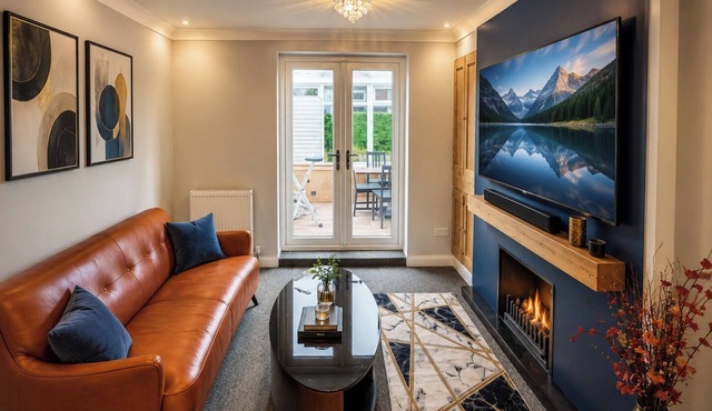 2-Bed House, Sleeps 4 w/Parking & Garden