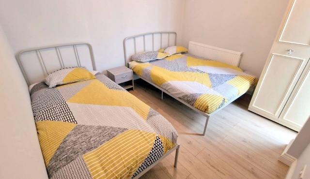 2-Bed House - Sleeps 5 & Central Links