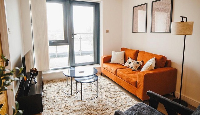 2 bed, Leeds Centre - Private Balcony, Free parking & Darts