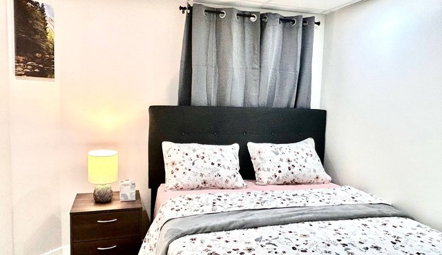 2 Bed rooms|Private entrance|Free Parking|Self-Check-in into our Upscale Haven.