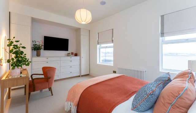 2-Bed - Sleeps 6 - Seafront View with Free Parking