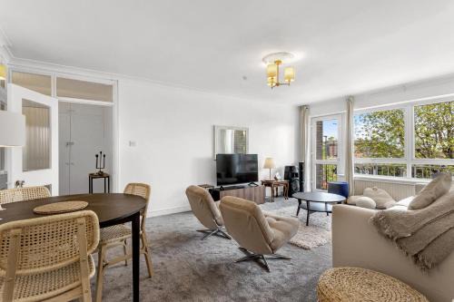 2-Bed spacious Flat-2-minute walk to tube station