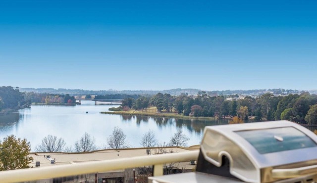 2-Bed Unit with Balcony, BBQ & Stunning Lake Views