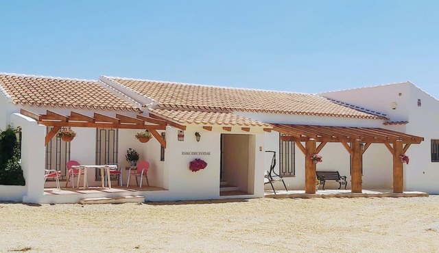 2-Bed Villa Sleeps 5 - Private Pool & Free Parking