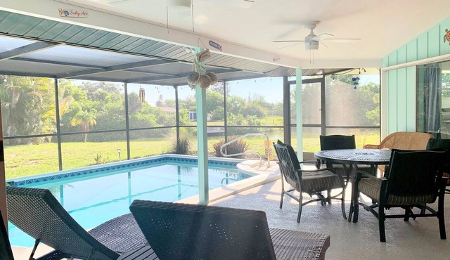2 Bed w/Private Pool on Canal/Cul-de-sac, minutes from the Beach, Dog friendly