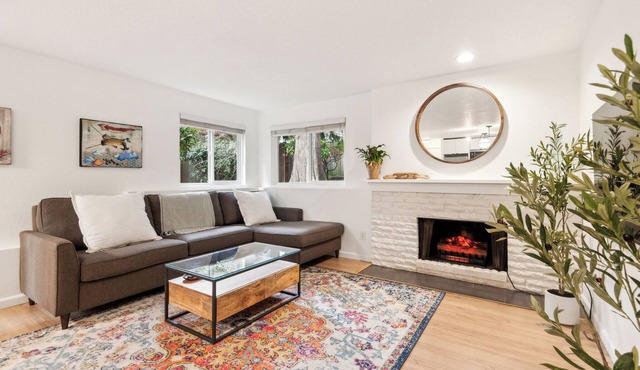 2 bedroom, 1.5 bath Condo w/free Parking, Kitchen, WiFi, W/D & 97% walk score