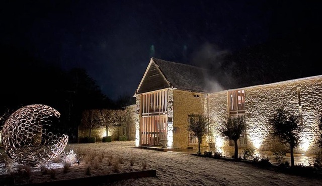 2 bedroom 17th Century Barn with surround sound TV in quiet village near great pubs and walks