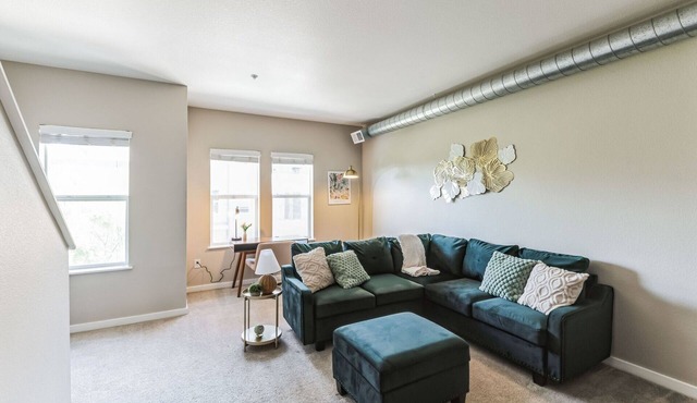 2 bedroom 2.5 Bath Apt w Gym, Garage, King Bed 207