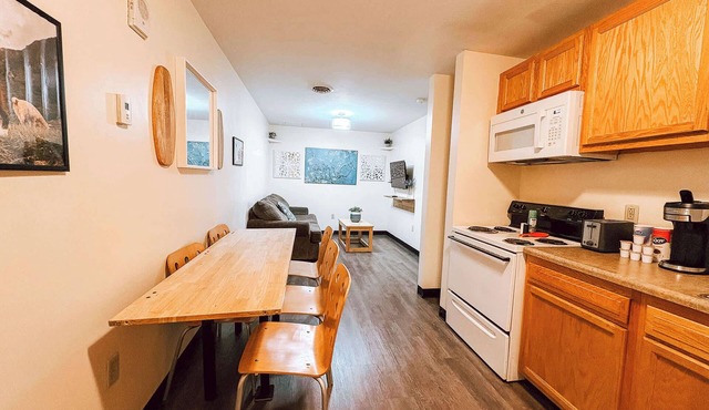 2 Bedroom/2 Bath Downtown | Sleeps Six | Walkable