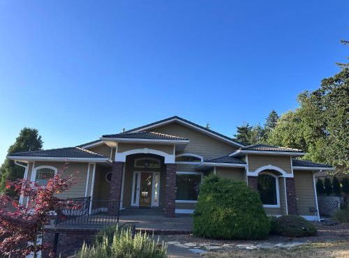 2-Bedroom 2-Bathroom ThePALACE at Univ of Oregon Campus on I-5 Freeway near Hayward Field and Autzen Stadium! FREE WiFI & NEW Washer and Dryer and BBQ on Patio! Almost 2000 square foot all to yourself!