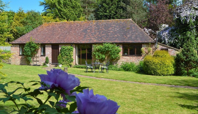 2 bedroom accommodation in Ewhurst Green, near Bodiam