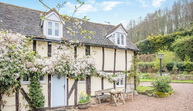 2 bedroom accommodation in Ridgeway Cross, near Malvern