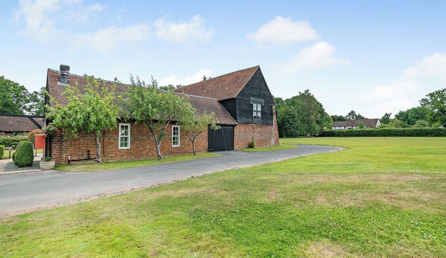 2 bedroom accommodation in Woking, near Guildford