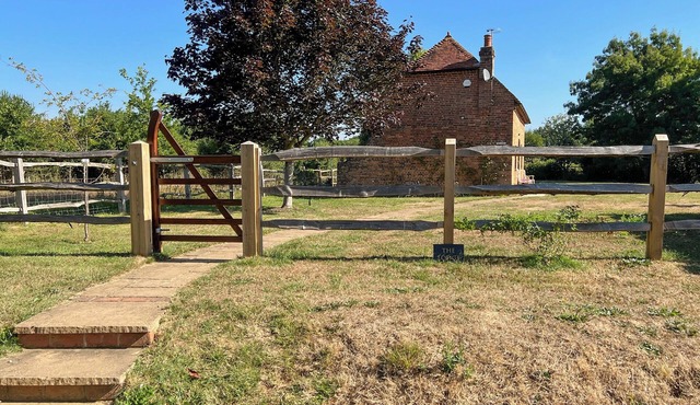 2 bedroom accommodation in Goose Green, Pulborough