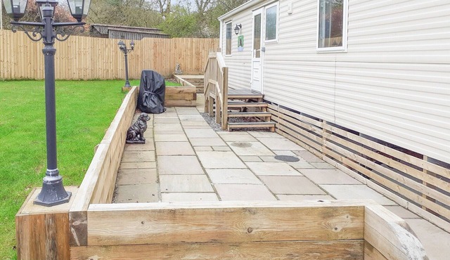 2 bedroom accommodation in Stour Row